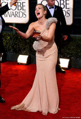 高清组图：女星德鲁-巴里摩尔和男友当众亲吻