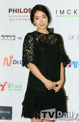 组图：朴信惠靓装亮相明星颁奖礼 镂空裙显性感