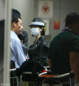 组图：娜就杰婚落幕 张杰谢娜现身机场低调返京