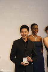 幻灯图集：立威廉上海走秀 新剧跟阎妮大谈姐弟恋