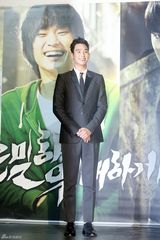 高清组图：金秀贤新片首映 花美男比谦虚钻桌子