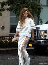 组图：Gaga爆炸头戴彩色小眼镜 手拿水晶棒搞怪