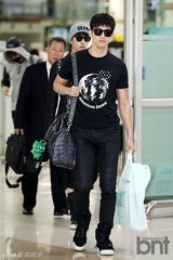 组图：韩团2PM与MBLAQ等结束日本演出返韩