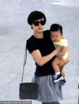 组图：邓超潮装现身机场两手空 孙俪抱儿子紧跟