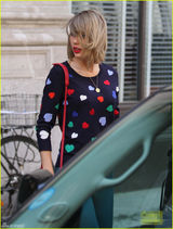 组图：斯威夫特妆容精致 遇大风吹乱金发仍美艳