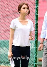 组图：韩星赵柔英担任棒球比赛开球嘉宾