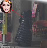 组图：hold住姐上海会友咖啡厅外潇洒抽烟