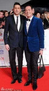 组图：英国家电视奖星光璀璨 蕾丝爆乳风情万种