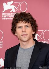 组图：艾森伯格亮相《夜色行动》发布会