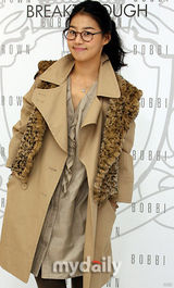 幻灯图集：蔡琳韩智慧等出席化妆品专卖店开业仪式