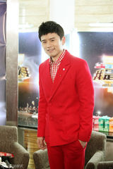 组图：《歌手2》后台采访 品冠接替韦唯亮相