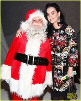 组图：水果姐梅尔浪漫约会 与圣诞老人合影显俏皮