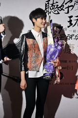 组图：李宇春捧花亮相红毯 揽3奖献唱新歌