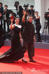 组图：金基德《圣殇》首映 赵敏秀性感长裙秀香肩