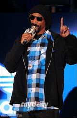 组图：Snoop Dogg韩国开唱 2NE1任嘉宾热情助演