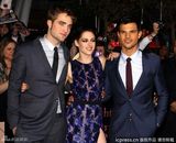 组图：《破晓》首映三人组亮相 斯图尔特秀长腿