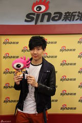 组图：林俊杰做客新浪聊天 吐舌卖萌酒窝俏皮