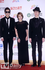 组图：EXO等走金唱片红毯 泫雅透视装内衣尽显