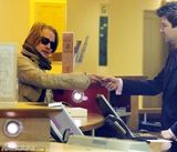 组图：童星麦考利金夜店门口撒泼 咒骂推搡狗仔