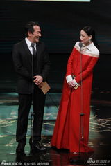 组图：舒淇典雅红裙携戴立忍颁最佳男配