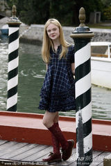 高清图组：《在某处》亮相 童星艾丽-范宁可爱登台