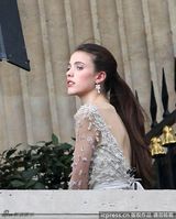 组图：安迪-麦克道威尔小女儿拍写真 老妈保驾护航