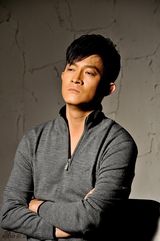 组图：演员杨志刚初秋写真神情随意淡然