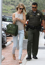 高清组图：惠特莉和男友杰森亮相 牛仔裤秀长腿