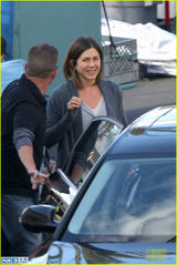 组图：安妮斯顿片场显憔悴 入戏太深不再顾形象