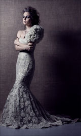 组图：伊丽莎-杜什库颓废写真 着华服慵懒性感