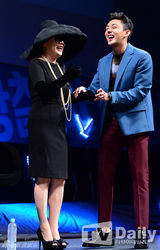 组图：刘亚仁金海淑宣传《强哲》牵手情意浓