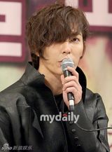 组图：张根锡文根英出席新剧《玛丽外宿中》发布会