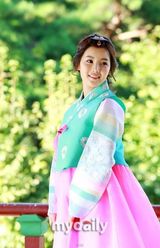 组图：韩星穿韩服拍写真迎中秋 南圭丽(南奎丽)典雅朱元粉嫩