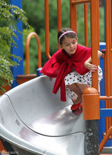 组图：凯蒂-赫尔姆斯带苏瑞玩耍显露母爱