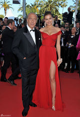 组图：C罗超模女友戛纳走秀展玉腿深沟