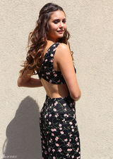 组图：妮娜-杜波夫长裙现身杂志签名会