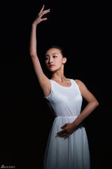 组图：曲双双艺术体操写真白裙飘逸