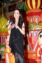 组图：阿娇否认TWINS解散 坦言不是“黑面女神”