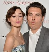 组图：《安娜-卡列尼娜》首映 奈特莉刺绣长裙嘟嘴卖萌