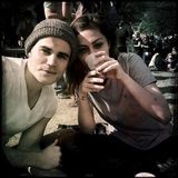 组图：曝吸血鬼保罗与狼女演员热恋 牵手被拍