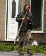 组图：《僵尸世界大战》重拍 皮特脸部带血亮相