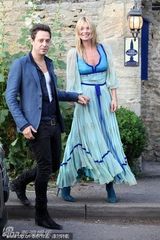 组图：莫斯大婚彩排蜜吻未婚夫 蓝纱裙化身幸福少女 