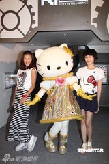 组图：卢颂之何思谚出席Hello Kitty研究所开幕典礼