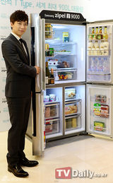 组图：李胜基出席活动笔挺西装展王者气质