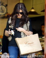 组图：科洛-卡黛珊皮草背心抢眼 紧身裤秀曲线