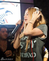 组图：艾薇儿莫斯科演出会歌迷 秀亲和力不设防