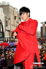 高清图：罗志祥红色西服亮相 鼓励萧亚轩要坚强