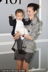 幻灯图：董洁带爱子出席某童装店开业 场面温馨