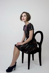 高清组图：英国美女凯拉-奈特利写真坐姿优雅
