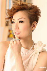 郑秀文代言美肌饮品 粉嫩雪纺纱造型拍广告(图) 